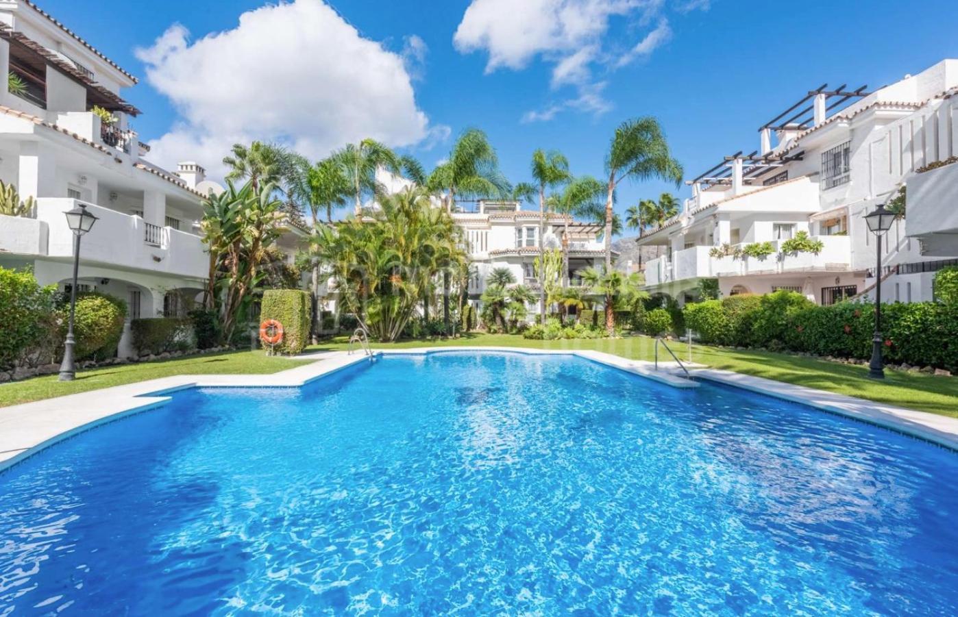 Сasa de vacaciones 4 Bed House With Pool Walk To Puerto Banus Fast Internet *