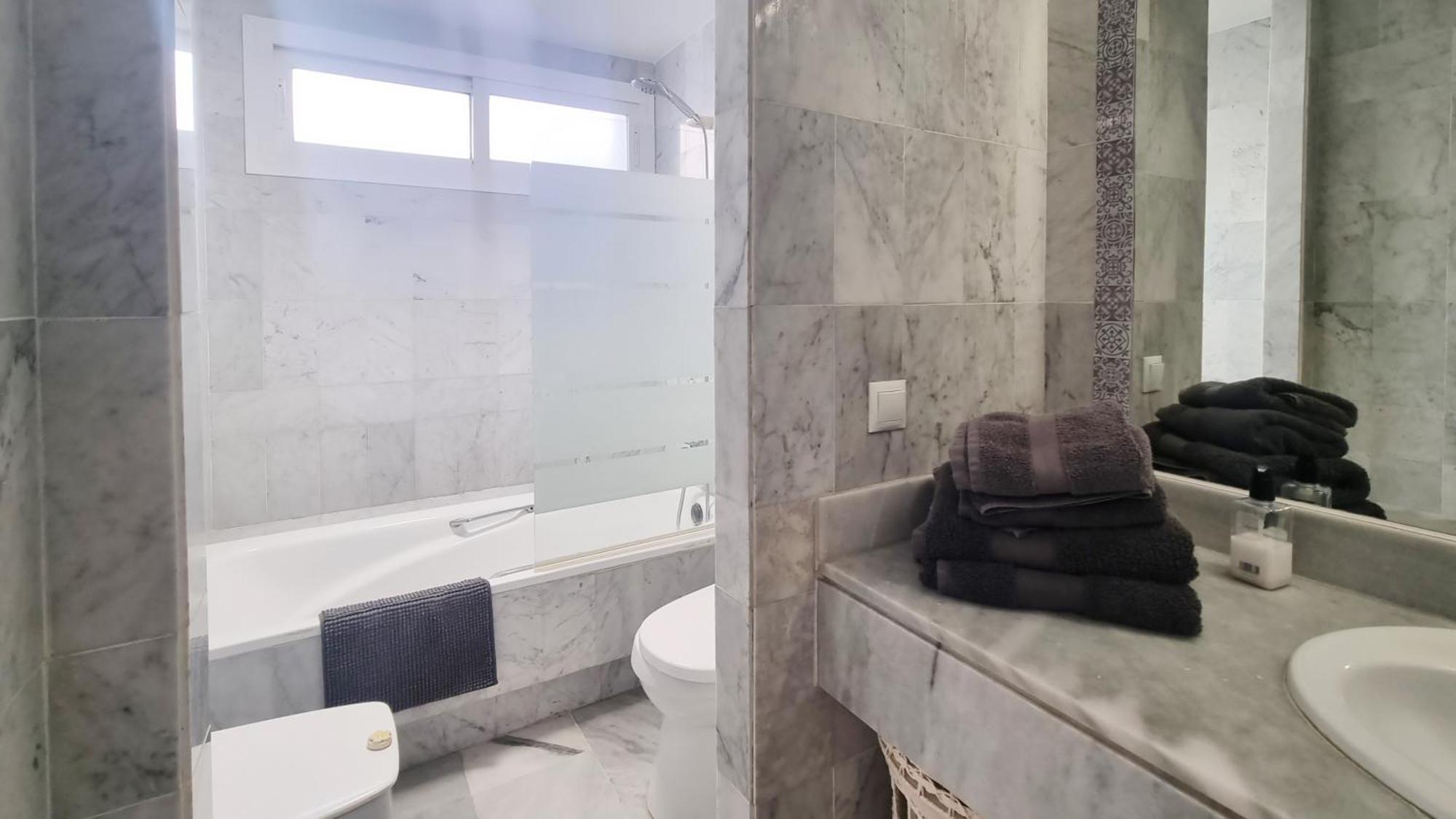 Casa de férias 4 Bed House With Pool Walk To Puerto Banus Fast Internet Marbella